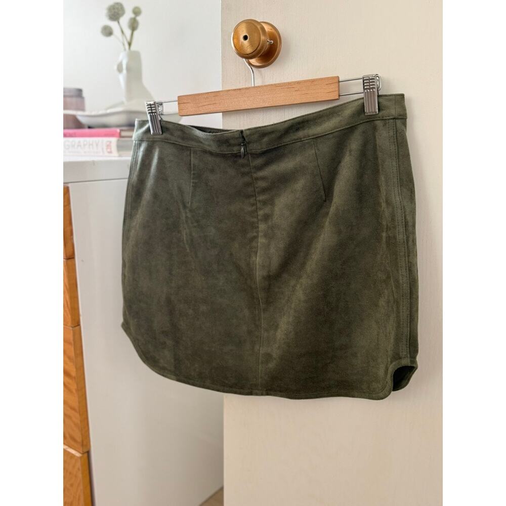 BCBGMAXAZRIA Olive Faux Suede Mini Skirt Utility Cargo Zip Pocket Y2K ✨ - Picture 6 of 9